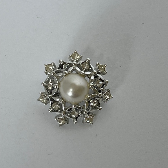 Brooch Sarah Coventry Vintage Small Pin, Faux Pearl and Clear Rhinestone - Picture 2 of 9